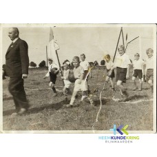 Opening terrein Eltenseweg 1948 met wethouder Hendriks en spelers C.Kuppens en W.Meijer jongste spelers L.Boys.